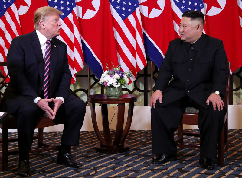 © Reuters. TRUMP ET KIM AFFICHENT LEUR OPTIMISME AU SOMMET DE HANOÏ