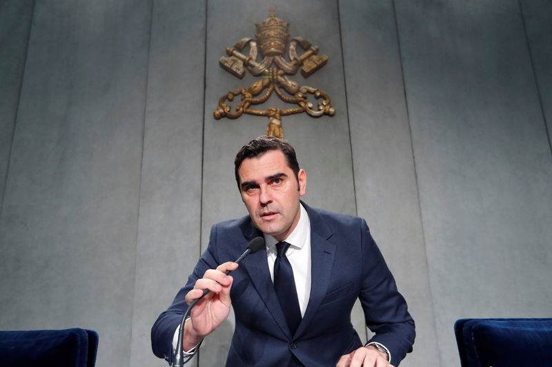 © Reuters. Porta-voz do Vaticano, Alessandro Gisotti, faz pronunciamento em Roma