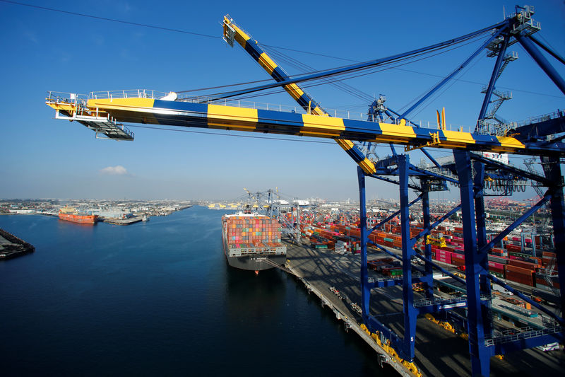 © Reuters. A ship loaded with containers is pictured at Yusen Terminals on Terminal Island at the Port of Los Angeles