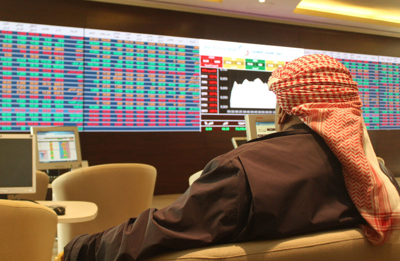 © Reuters. انخفاض بورصة قطر بفعل عمليات بيع وتباين أداء بقية أسواق الخليج