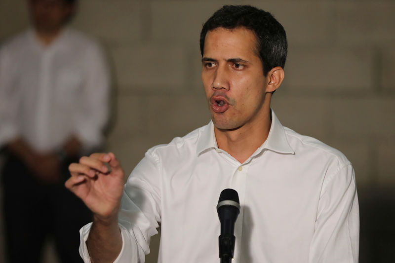 © Reuters. O líder da oposição venezuelana, Juan Guaidó, fala à imprensa em Cucuta, na Colômbia