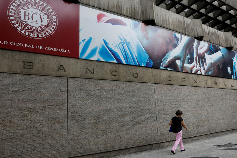 © Reuters. FILE PHOTO: A woman walks outside of the Venezuela's Central Bank in Caracas