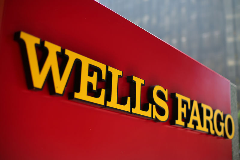 © Reuters. A Wells Fargo bank sign is pictured in downtown Los Angeles