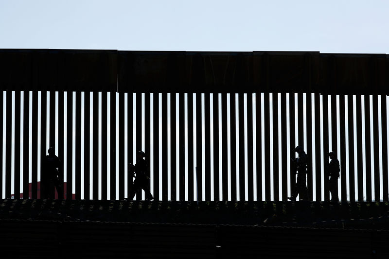 © Reuters. FILE PHOTO: Border Patrol agents patrol the San Ysidro border crossing after the border between Mexico and the U.S. was closed in the San Ysidro neighborhood of San Diego