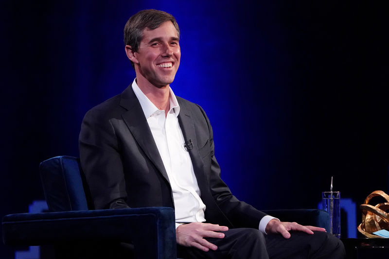 © Reuters. FILE PHOTO: O'Rourke speaks to Winfrey on stage during a taping of her TV show in Manhattan