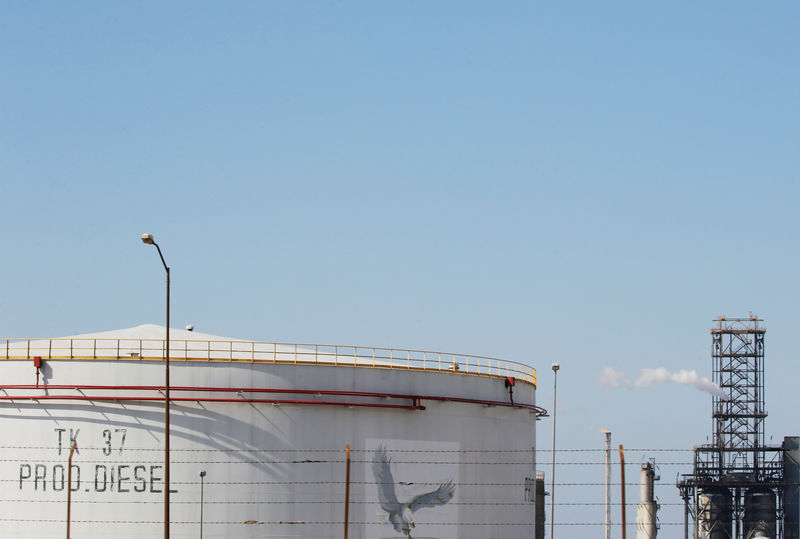 © Reuters. FILE PHOTO: A diesel storage tank is seen at the Middle East Oil Refinery Company (MIDOR) in Alexandria