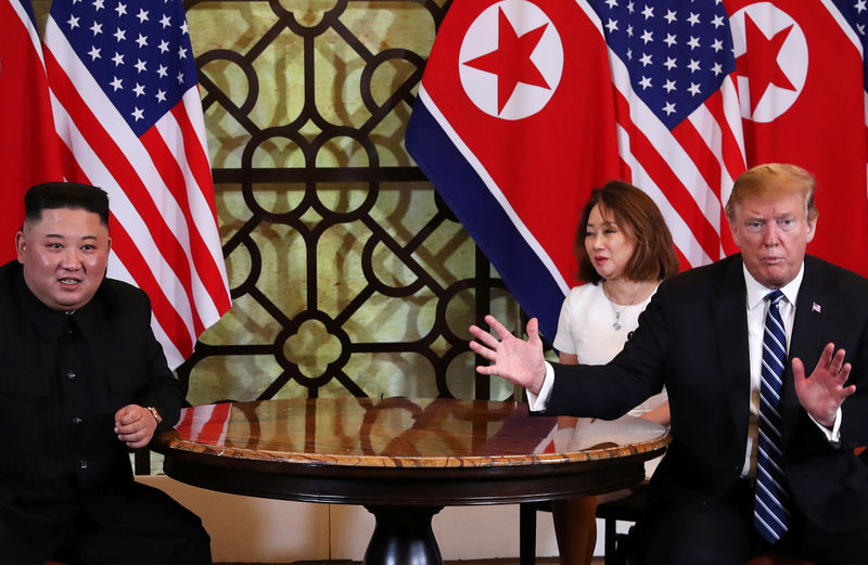 © Reuters. ترامب وكيم يستأنفان المحادثات في اليوم الثاني من قمتهما بفيتنام