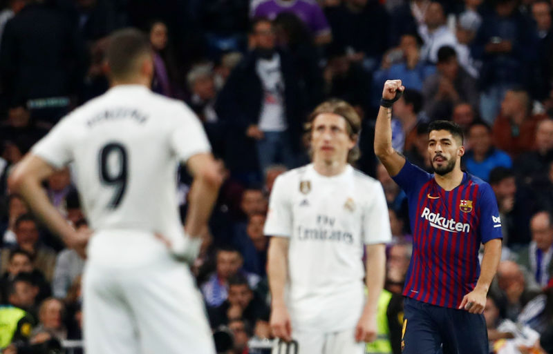 © Reuters. Foto del miércoles del delantero del Barcelona Luis Suarez celebrando tras marcar el tercer gol de su equipo ante el Real Madrid.