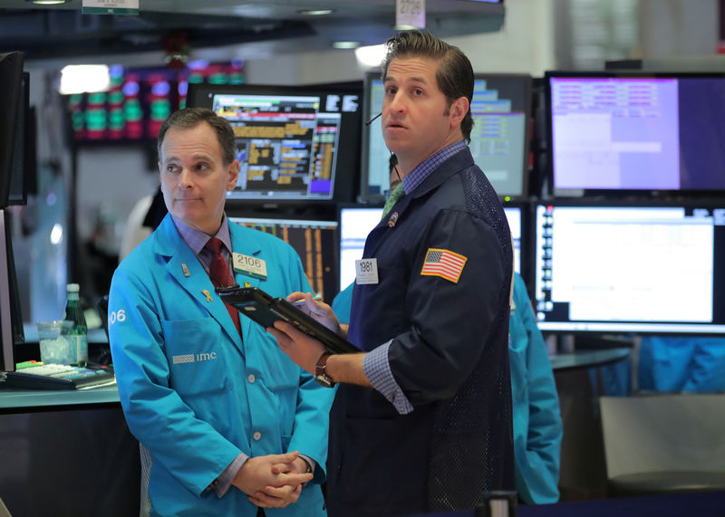 © Reuters. Traders work on the floor of the NYSE in New York