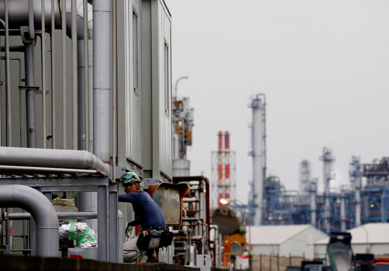 © Reuters. Un lavoratore in una fabbrica della zona industriale di Kawasaki