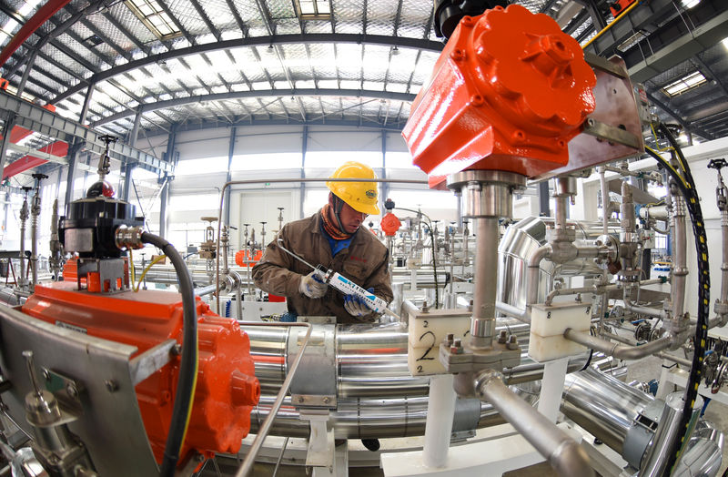 © Reuters. Nella fabbrica della COSCO Liquid Loading and Unloading Equipment di Lianyungang, nella provincia di Jiangsu