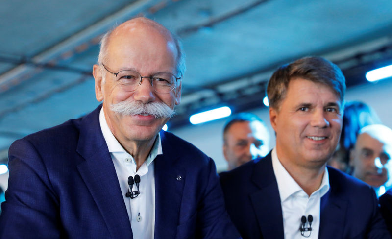 © Reuters. FILE PHOTO:  Harald Kruger, CEO and Chairman of the Board of Management of BMW AG and Dieter Zetsche, CEO of Daimler AG, attend a news conference to present plans for combining the companies' car-sharing businesses, in Berlin