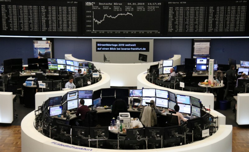 © Reuters. Las bolsas europeas caen tras decepcionantes datos de la industria china