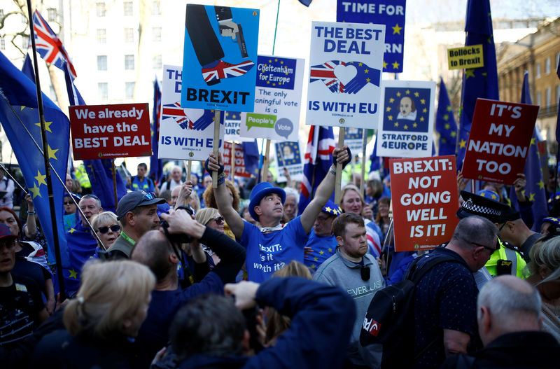 © Reuters. Anti-Brexit protesters shout slogans outside Downing Street in London