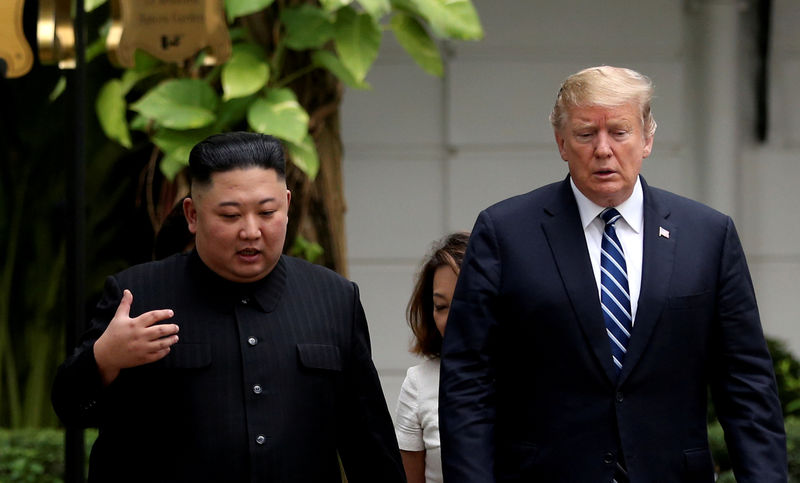 © Reuters. Líder norte-coreano, Kim Jong Un, e presidente dos EUA, Donald Trump, conversam em Hanói