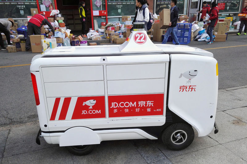 © Reuters. JD.com driverless delivery robot is seen in front of parcels a day after the Singles Day online shopping festival, in Beijing