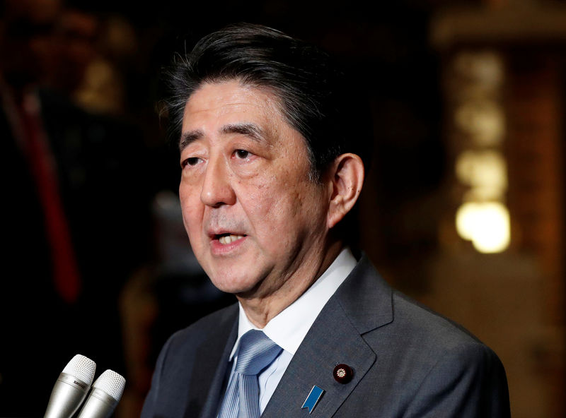 © Reuters. Primeiro-ministro do Japão, Shinzo Abe, fala com jornalistas em Tóquio