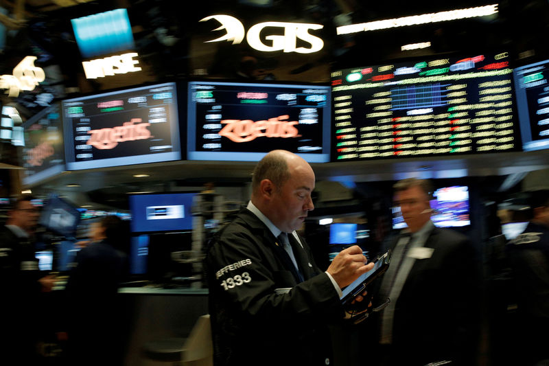 © Reuters. Traders work on the floor of the NYSE