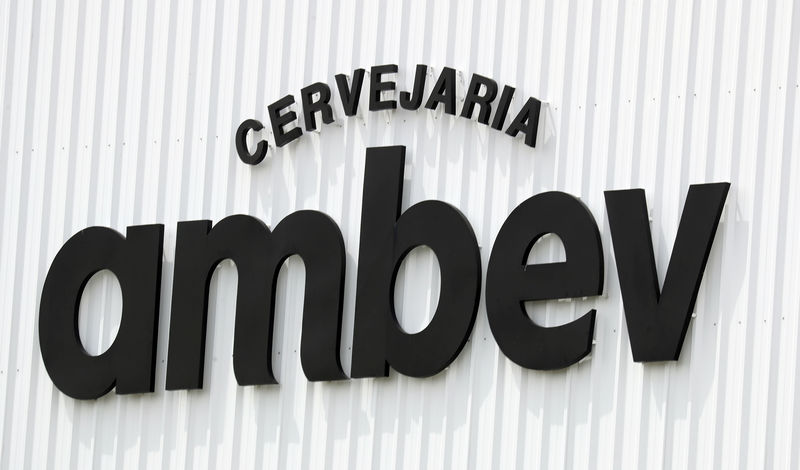© Reuters. Logo da Ambev em Fortaleza, CE
