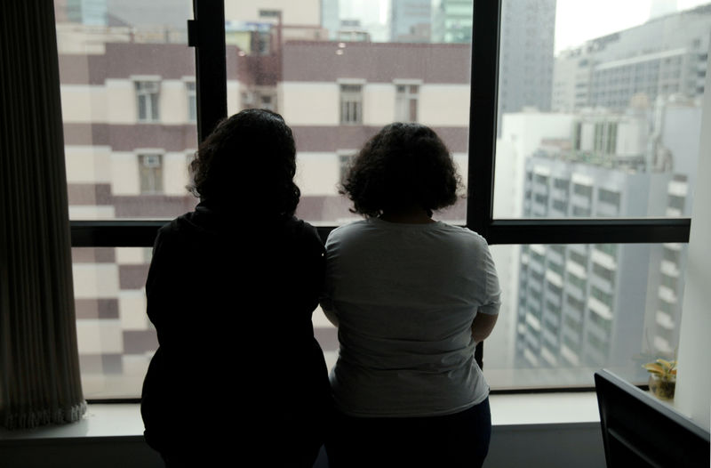 © Reuters. FILE PHOTO: Sisters from Saudi Arabia, who go by aliases Reem and Rawan, are pictured at an office in Hong Kong