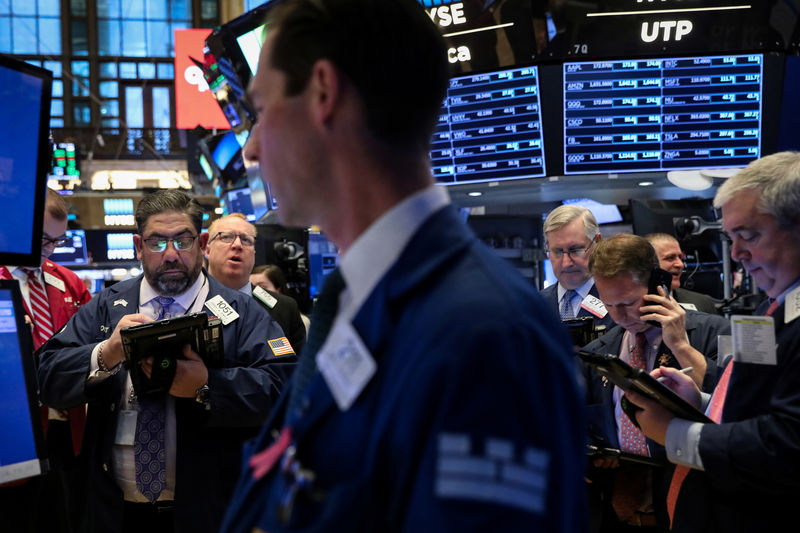 © Reuters. Traders work on the floor of the NYSE in New York