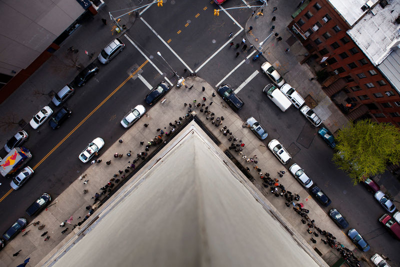 © Reuters. FILE PHOTO - Jobseekers stand in line to attend the Dr. Martin Luther King Jr. career fair held by the New York State department of Labor in New York