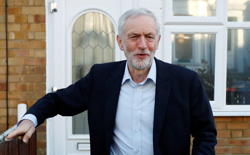 © Reuters. Líder do Partido Trabalhista britânico, Jeremy Corbyn, deixa sua casa em Londres