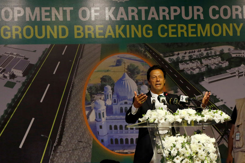 © Reuters. Premiê do Paquistão, Imran Khan discursa em cerimônia em Kartarpur