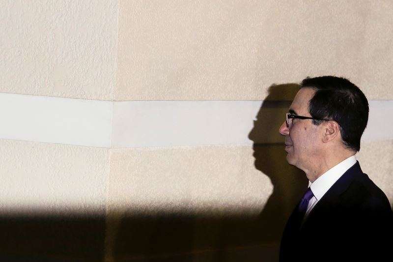 © Reuters. U.S. Treasury Secretary Steven Mnuchin, a member of the U.S. trade delegation to China, leaves a hotel in Beijing for talks with Chinese officials