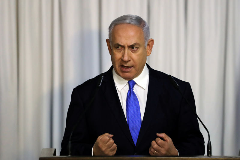 © Reuters. FILE PHOTO: Israeli Prime Minister Benjamin Netanyahu gives a statement to the media in Tel Aviv, Israel