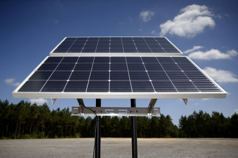 © Reuters. Solar panels are pictured at the BP America Gasosaurus Gas Unit well site in Lufkin