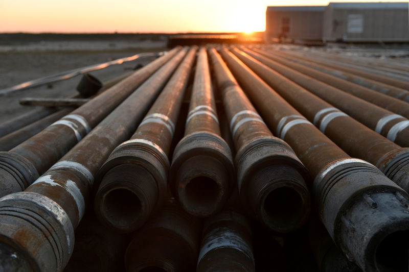 © Reuters. FILE PHOTO: Steel drill pipe is seen at sunrise on an oil lease owned by Parsley Energy in the Permian Basin near Midland