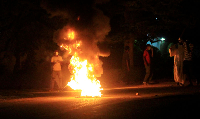 © Reuters. متظاهرون بالسودان يتحدون محاكم الطوارئ والشرطة تستخدم الغاز المسيل للدموع لتفريقهم
