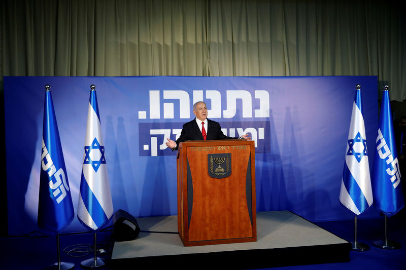 © Reuters. Israeli Prime minister Benjamin Netanyahu delivers a statement to the media in his residency in Jerusalem