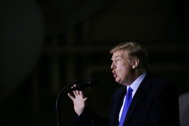 © Reuters. U.S. President Trump speaks to military during refueling stop in Anchorage, Alaska