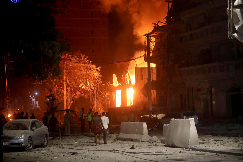 © Reuters. انفجار سيارة ملغومة في فندق بمقديشو ومقتل 10 على الأقل