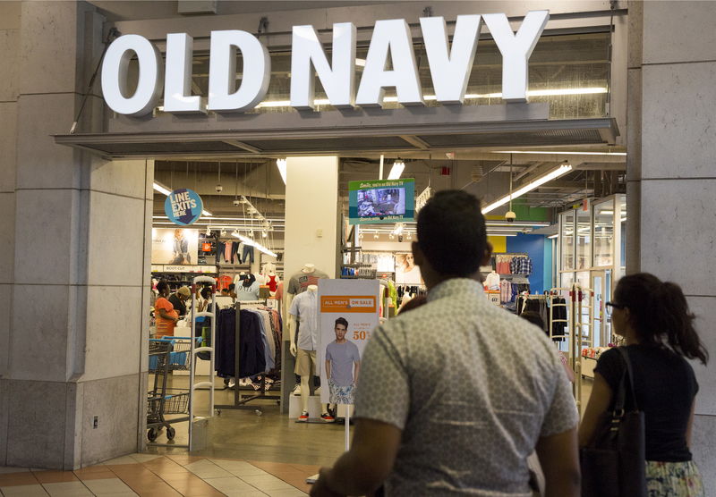 © Reuters. Customers arrive to shop at an Old Navy store in the Brooklyn borough of New York