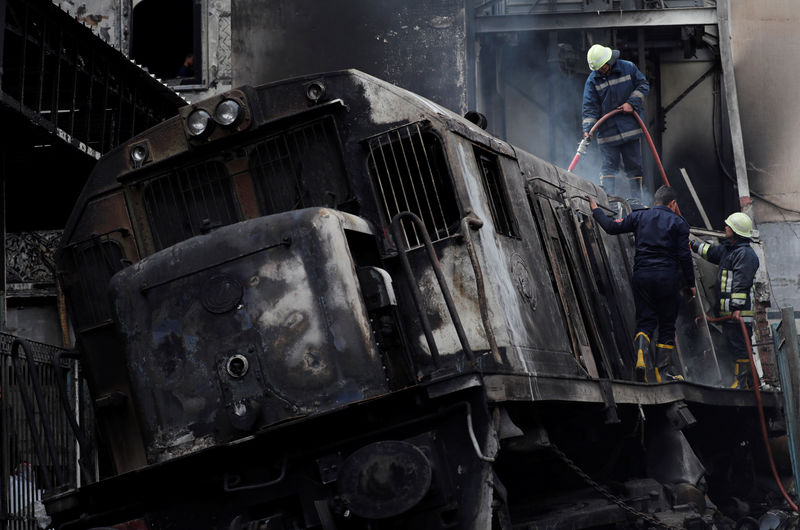 © Reuters. حبس 6 أشخاص على ذمة التحقيق في حادث تصادم وحريق بمحطة قطارات بالقاهرة