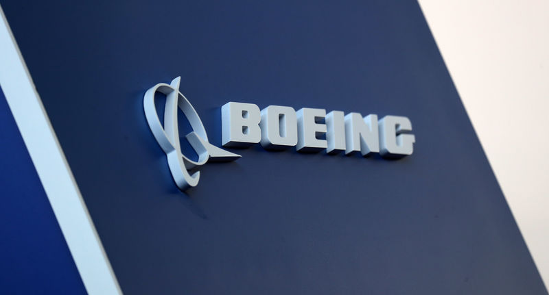 © Reuters. The Boeing logo is pictured at the LABACE fair in Sao Paulo