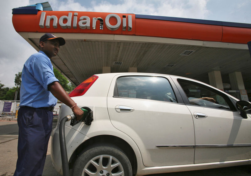 © Reuters. A worker fills a car with diesel at a fuel station in Jammu