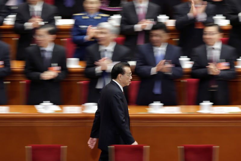 © Reuters. FILE PHOTO: Chinese Premier Li Keqiang attends the sixth plenary session of the NPC at the Great Hall of the People in Beijing