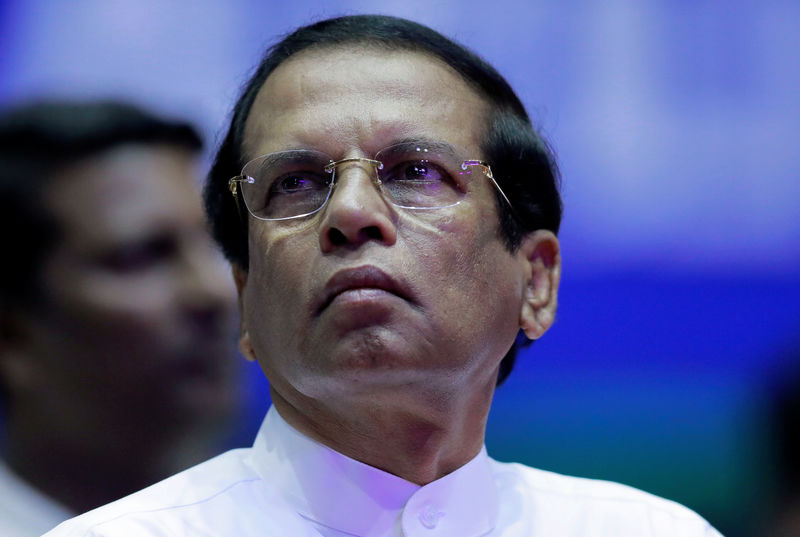 © Reuters. Sri Lanka's President Sirisena looks on during a special party convention in Colombo