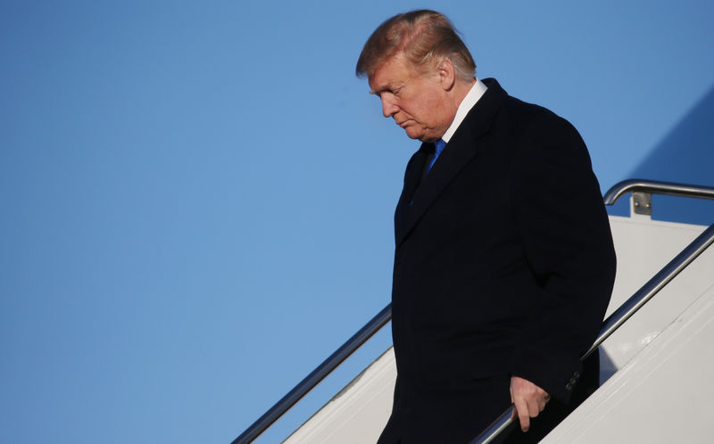 © Reuters. U.S. President Trump arrives from summit in Vietnam for a refueling stop in Anchorage, Alaska