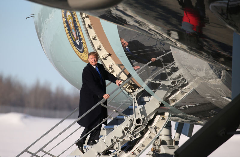 © Reuters. Foto del jueves del presidente de EEUU, Donald Trump, subiendo al Air Force One para continuar su viaje a Washington tras una parada de repostaje en Anchorage, Alaska