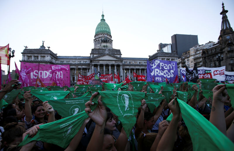 © Reuters. Imagen de archivo: activistas sostienen pañuelos verdes, símbolo del movimiento por el derecho al aborto, afuera del Congreso Nacional en Buenos Aires