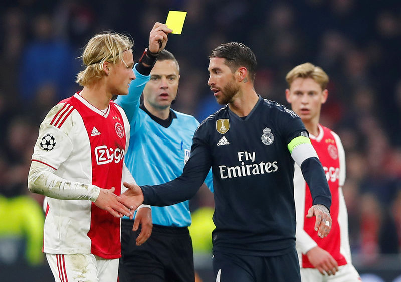 © Reuters. Foto de archivo del defensor del Real Madrid Sergio Ramos viendo la tarjeta amarilla ante Ajax