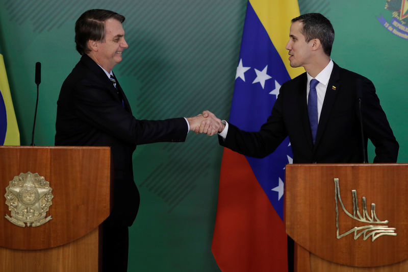 © Reuters. Foto del jueves del líder opositor venezolano Juan Guaidó junto al mandatario de Brasil Jair Bolsonaro en Brasilia.