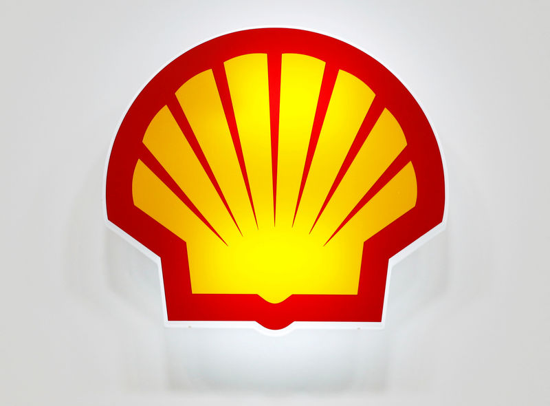 © Reuters. FILE PHOTO: FILE PHOTO: The Shell logo is seen at the 20th Middle East Oil & Gas Show and Conference (MOES 2017) in Manama