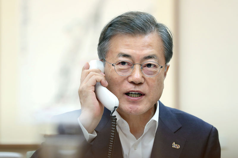© Reuters. South Korean President Moon Jae-in talks on the phone with U.S. President Donald Trump at the Presidential Blue House in Seoul