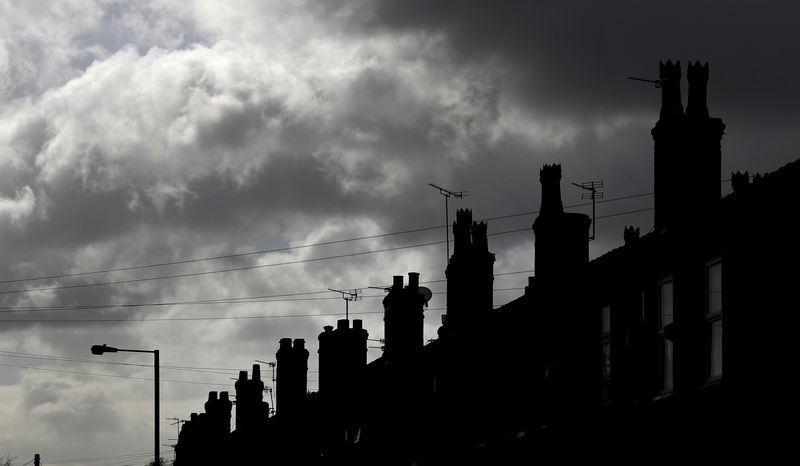 © Reuters. FILE PHOTO:  Rain clouds gather behind a row of terraced houses in Altrincham, northern England